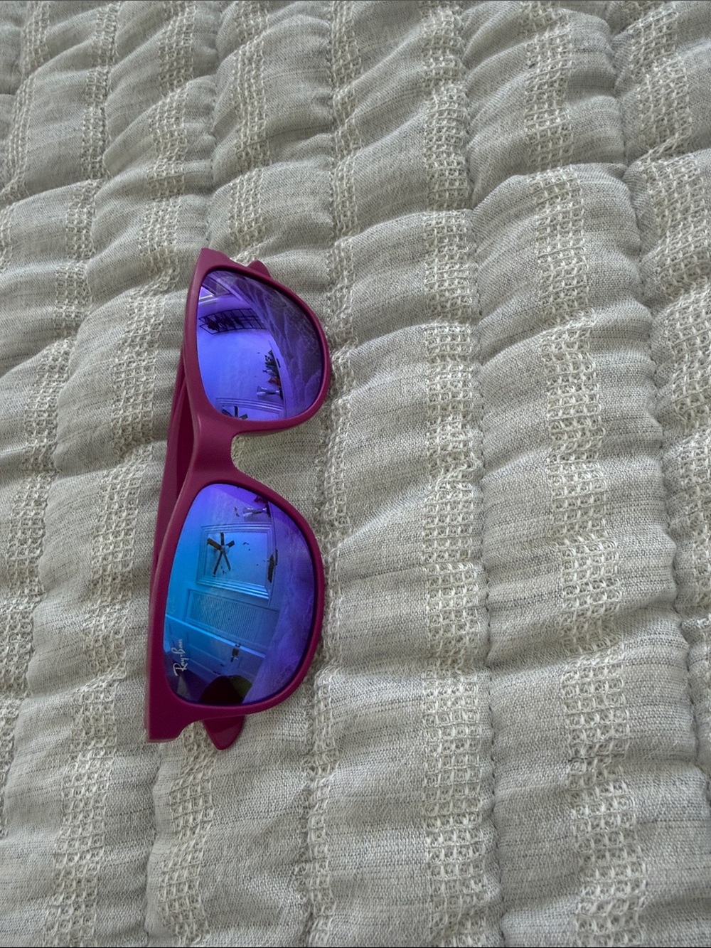 Ray-Ban Pink Frame Sunglasses withBlue-Purple MirroredLenses.has small scratches